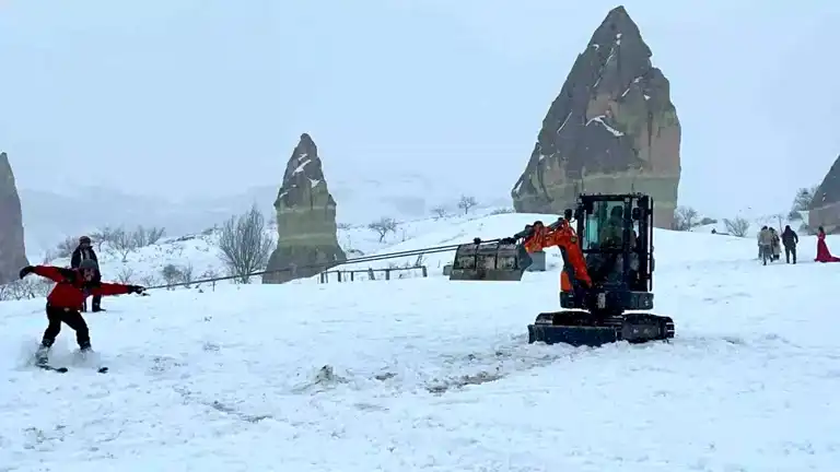 Kapadokya'da İş Makinesiyle Kayak!